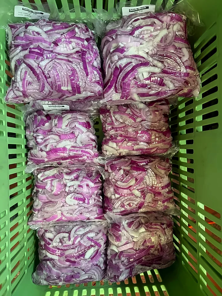 Canasta con bolsas de cebolla morada listas para despacho