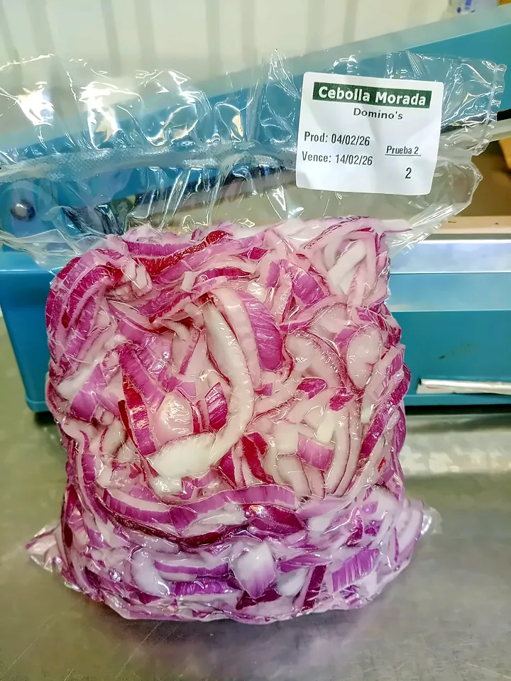 Bolsa sellada de cebolla morada con etiqueta de producción, vencimiento y lote